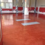 Pavimento continuo de hormigón pulido en rojo