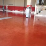 Pavimento continuo de hormigón pulido en rojo 2